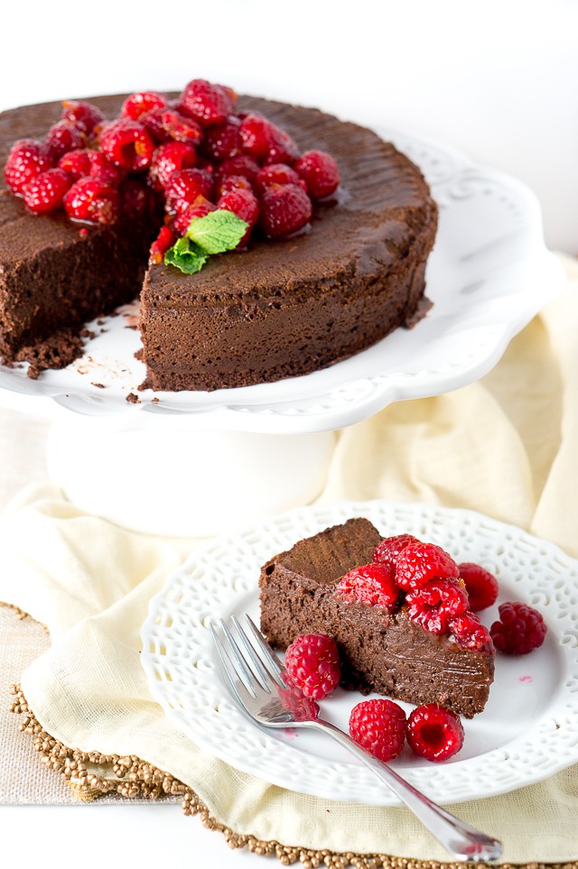 Paleo Flourless Chocolate Cake | Delicious Meets Healthy